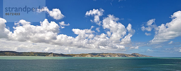Küstenlandschaft mit Quellwolken  bei Mahia  Mahia Halbinsel  Region Hawkes Bay  Nordinsel  Neuseeland