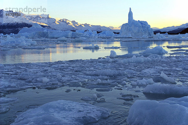 Lago Argentino mit Eisbergen zum Sonnenaufgang nahe Perito Moreno Gletscher  Hochanden  bei El Calafate  Patagonien  Argentinien