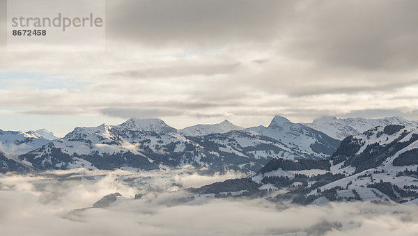 Alpen mit Wolkendecke  gesehen von Brixen im Thale  Tirol  Österreich