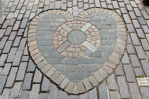 Heart of Midlothian  Herz von Midlothian  Pflastersteine als Mosaik vor der St. Giles? Cathedral  High Street  Royal Mile  Edinburgh  Schottland  Großbritannien