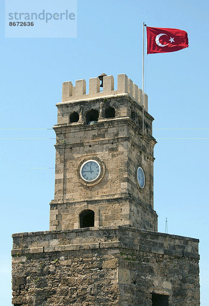 Historischer Uhrturm mit der türkischen Flagge  Altstadt  Antalya  Provinz Antalya  Türkei