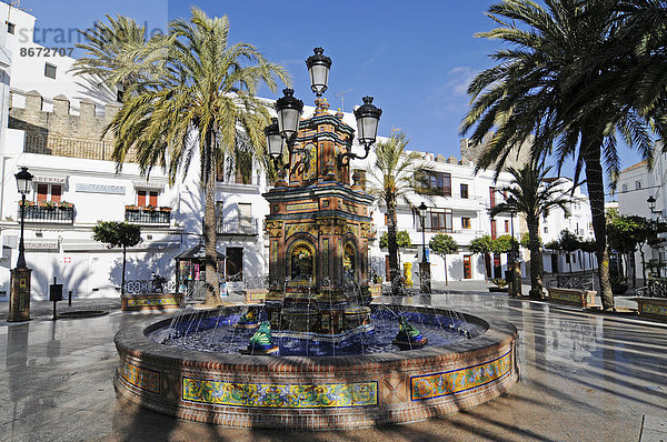 Brunnen mit Azulejos  Plaza de España Platz  Vejer de la Frontera  Provinz Cadiz  Costa de la Luz  Andalusien  Spanien