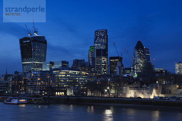 Skyline der City of London in der Abenddämmerung  London  England  Großbritannien