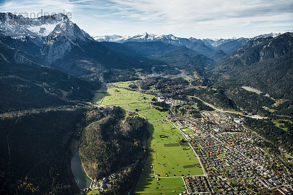 Luftaufnahme  Garmisch-Partenkirchen und Zugspitze  Bayern  Deutschland