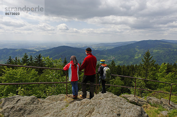 Wanderer genießen die Aussicht auf die Donauebene vom Kreuzfelsen am Dreitannenriegel bei Grafling  Bayerischer Wald  Niederbayern  Bayern  Deutschland