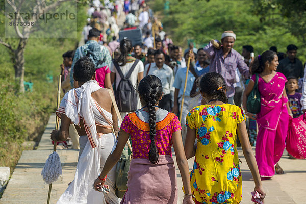 Jain-Pilger auf dem Weg zum Gipfel des Tempelbergs Shatrunjaya  Palitana  Gujarat  Indien