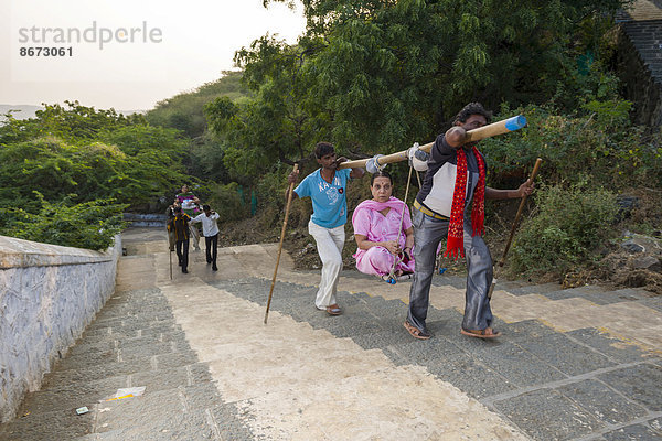 Träger tragen Jain-Pilger zum Gipfel des Tempelbergs Shatrunjaya  Palitana  Gujarat  Indien