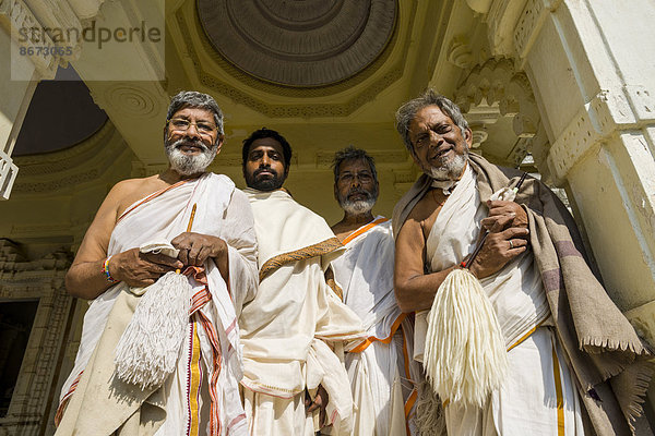 Jain-Pilger an den Tempeln von Palitana  Tempelberg Shatrunjaya  Palitana  Gujarat  Indien