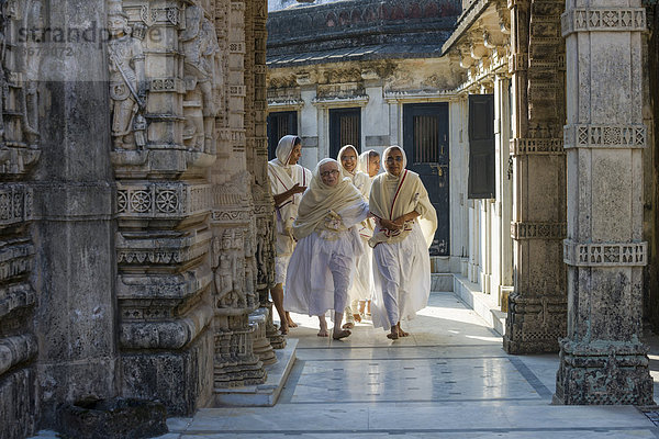Jain-Nonnen besuchen einen Tempel  an den Tempeln von Palitana  Tempelberg Shatrunjaya  Palitana  Gujarat  Indien