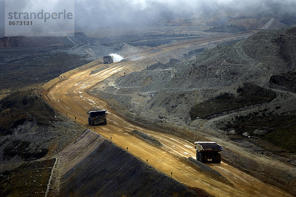 Tagebau  abgetragener Fels wird mit LKWs abtransportiert  Goldmine Yanacocha  Cajamarca  Provinz Cajamarca  Peru