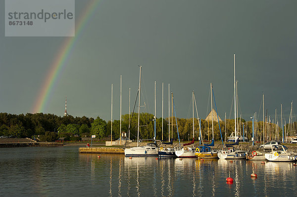 Regenbogen über dem Yachthafen Pirita  Tallinn  Estland  Baltikum