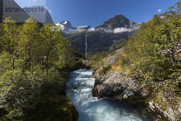 Fluss Briksdalselva mit Ausblick auf Wasserfall Volefossen  Briksdal  Stryn  Sogn og Fjordane  Norwegen