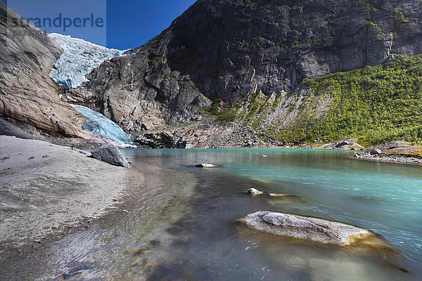 Gletscherzunge Briksdalsbreen mit Gletschersee  Briksdal  Stryn  Sogn og Fjordane  Norwegen