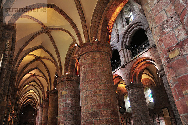 Im Inneren der romanisch-normannischen Kathedrale St. Magnus aus dem 12. Jahhundert  Kirkwall  Mainland  Orkney  Schottland  Großbritannien