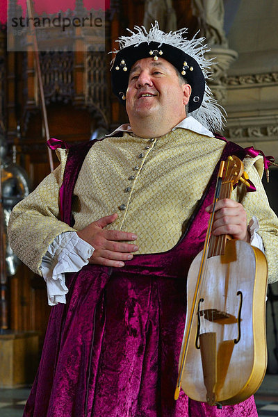 Musikant in historischer Kleidung bei der Vorführung einer mittelalterlichen Fiedel  Edinburgh Castle  Edinburgh  Schottland  Großbritannien