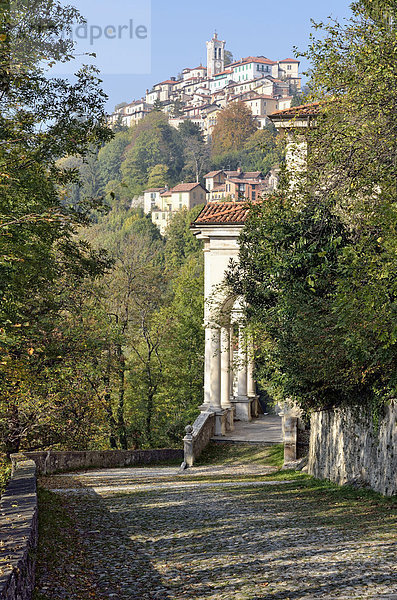 Ausblick von Kapelle XI auf den Wallfahrtsort Santa Maria del Monte  historischer Pilgerweg zum Sacro Monte di Varese  UNESCO Weltkulturerbe  Varese  Lombardei  Italien