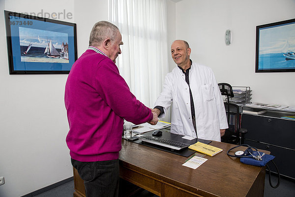 Arztpraxis  älterer Patient im Gespräch mit seinem Hausarzt  Deutschland