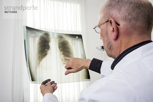 Arzt mit Röntgenbild einer Lunge  Deutschland