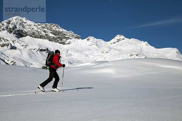 Skitourengeher im Hochtal oberhalb von Lech am Arlberg  hinten der Mohnenfluh  Vorarlberg  Österreich
