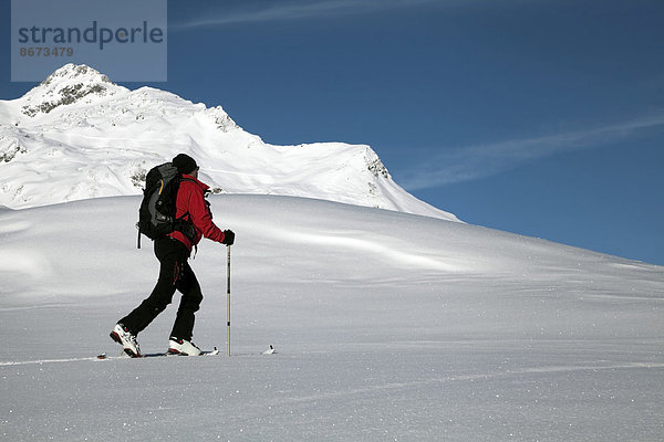 Skitourengeher im Hochtal oberhalb von Lech am Arlberg  Vorarlberg  Österreich