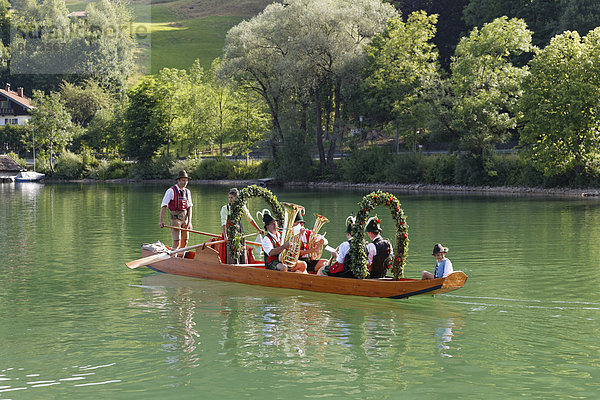 Trachtler in einer festlich geschmückten Plätte  Holzboot  Alt-Schlierseer-Kirchtag  Schliersee  Oberbayern  Bayern  Deutschland