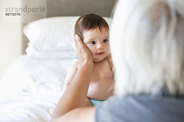 Frau mit Enkelin im Bett