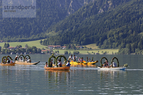 Trachtler in festlich geschmückten Plätten  Holzbooten  Alt-Schlierseer-Kirchtag  Schliersee  Oberbayern  Bayern  Deutschland