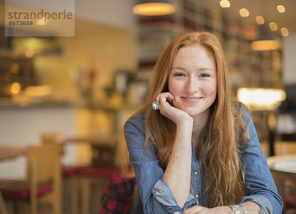 Frau lächelt im Café