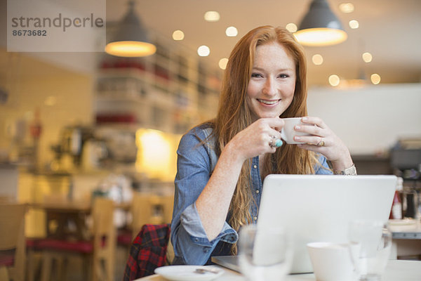 Frau mit Laptop im Café