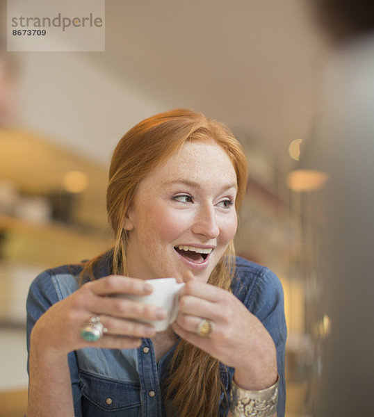 Frau trinkt Kaffee im Café