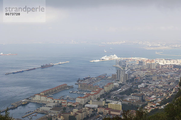 Ausblick auf Gibraltar mit Hafen und der Bucht von Gibraltar  vom Fels von Gibraltar  Gibraltar  Britisches Überseegebiet