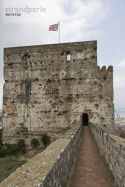 Der Tower of Homage auf der maurischen Burg  mit wehender britischer Fahne  Union Flag  Upper Rock Nature Reserve  Fels von Gibraltar  Britisches Überseegebiet