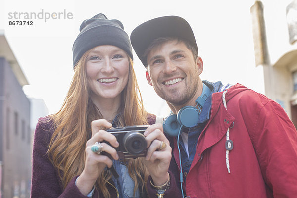 Paar Fotografieren mit Kamera in der Stadt