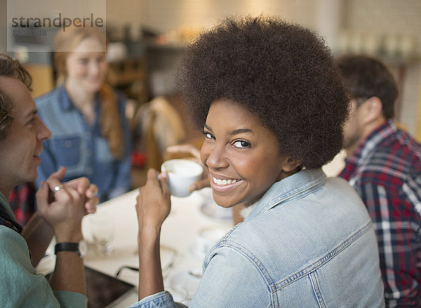 Freunde beim Kaffeetrinken im Café