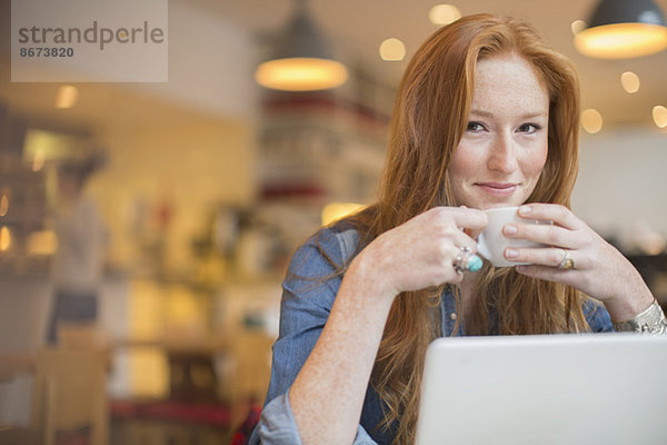 Frau mit Laptop im Café