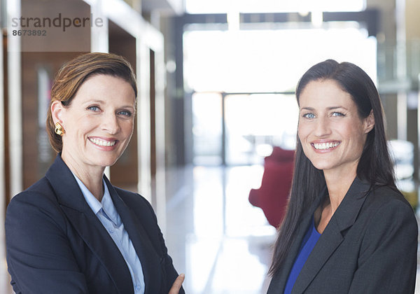 Geschäftsfrauen lächeln in der Lobby