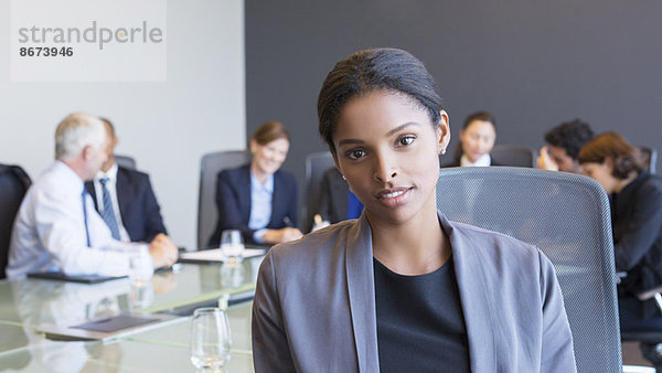 Geschäftsfrau sitzend im Meeting