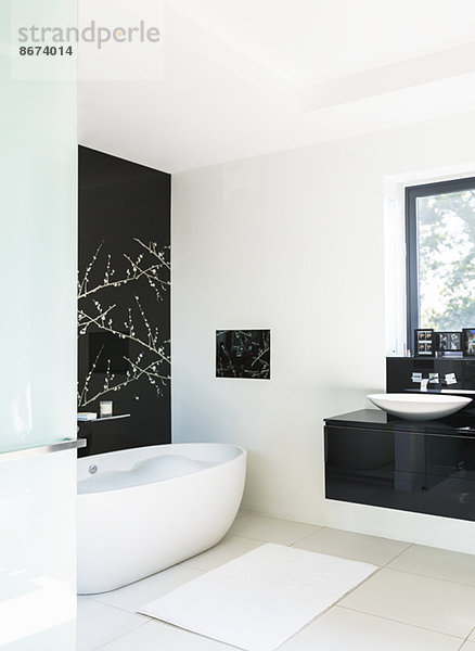 Wandkunst und Badewanne im modernen Bad
