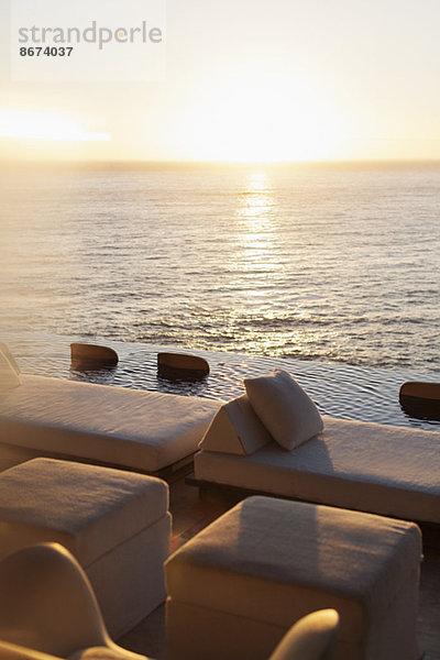 Sofas und Infinity-Pool mit Blick auf den Ozean