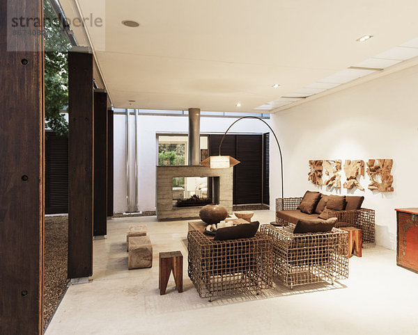 Sessel und Kamin im modernen Wohnzimmer