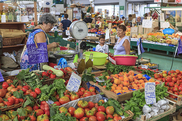 Marktstand mit Obst und Gemüse in der Markthalle von Sanremo  Ligurien  Italien