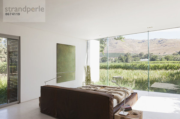 Schlafzimmer im modernen Haus mit Blick auf die ländliche Landschaft