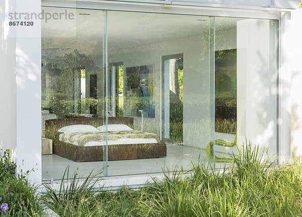 Gras-Außenfenster eines modernen Schlafzimmers