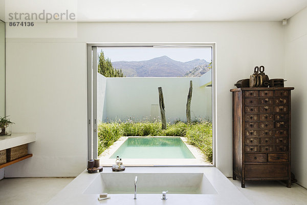 Modernes Badezimmer mit Blick auf den luxuriösen Einweichpool