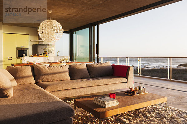 Sofa und Couchtisch im modernen Wohnzimmer mit Meerblick