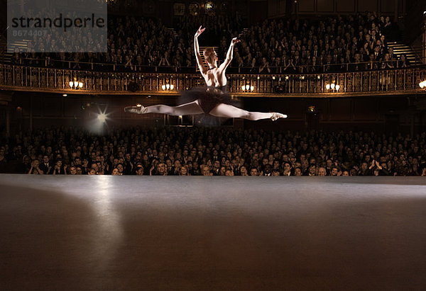 Balletttänzerin auf der Theaterbühne