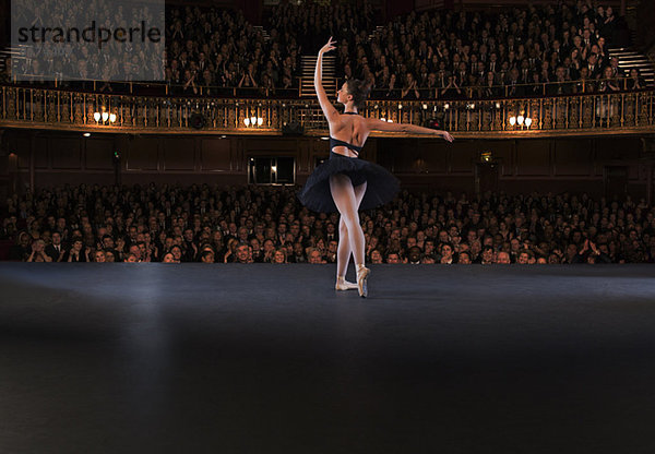 Balletttänzerin auf der Theaterbühne