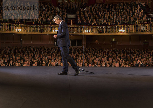 Performer Walking der Bühne im Theater