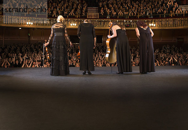 Streichquartett auf der Bühne im Theater