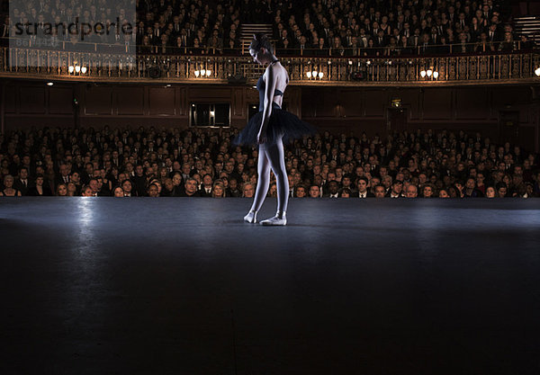 Balletttänzerin auf der Bühne im Theater